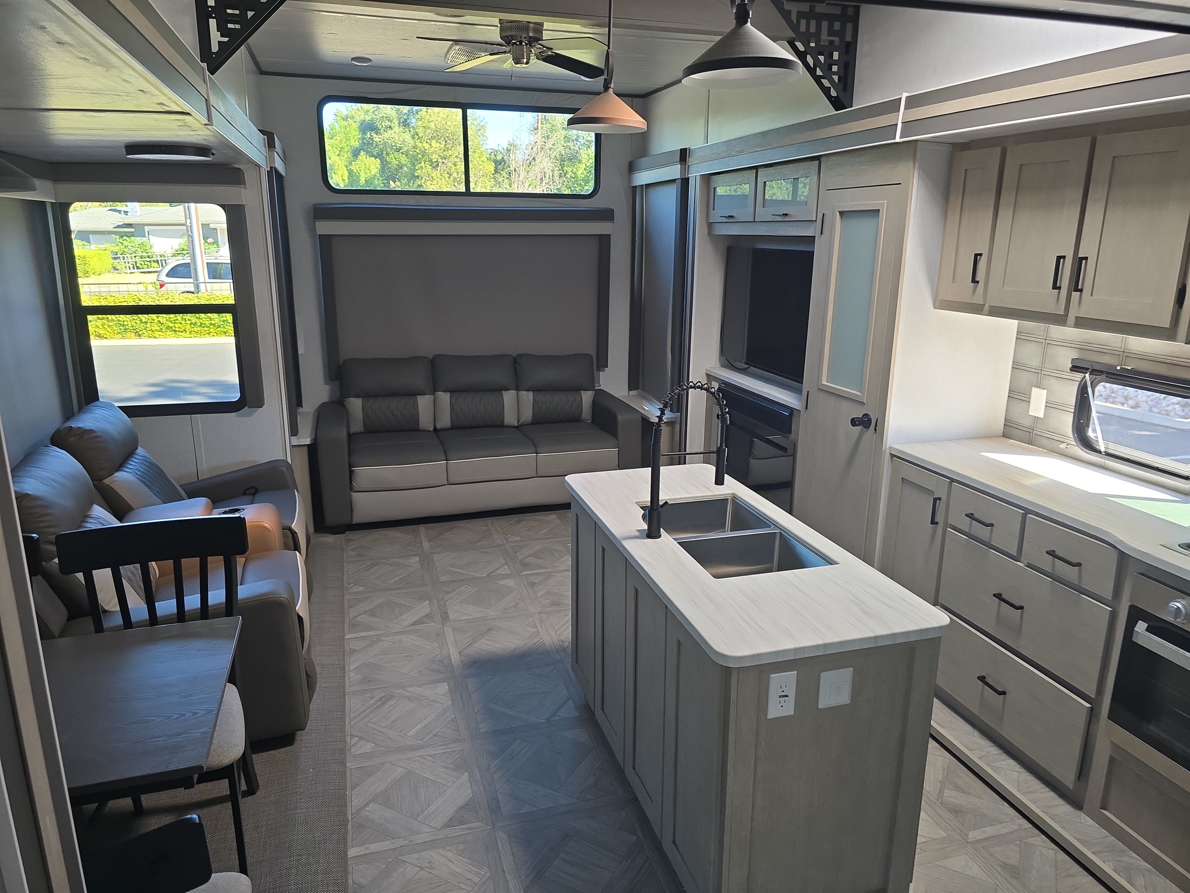 2023 FOREST RIVER SALEM Base