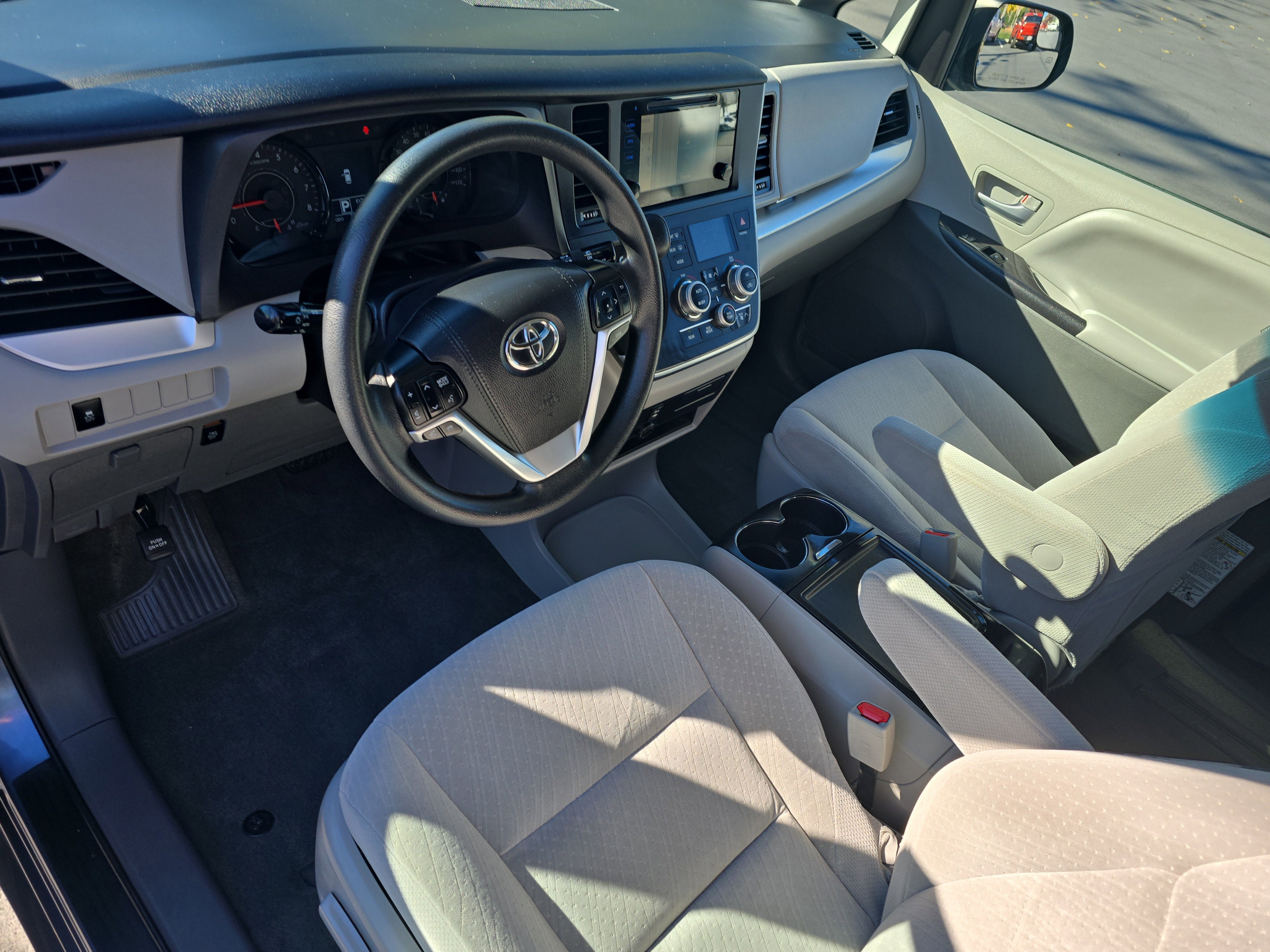 2017 Toyota Sienna LE Auto Access Seat