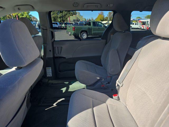 2017 Toyota Sienna LE Auto Access Seat